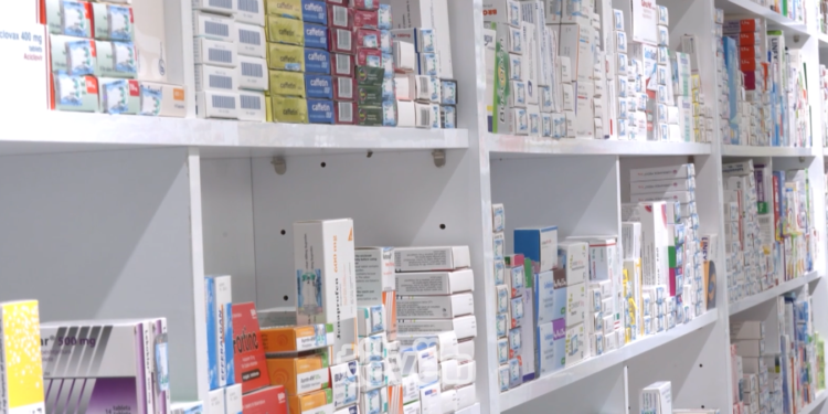 Mungesat e barnave, qytetarët shpenzojnë qindra euro derisa i blejnë nga xhepi i tyre