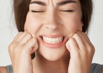 A e dini çfarë ndodh në trupin tuaj kur kërcisni dhëmbët?