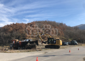 Barrikadat e larguara parkohen skaj rrugës tek “Përroi i Zhazhës”