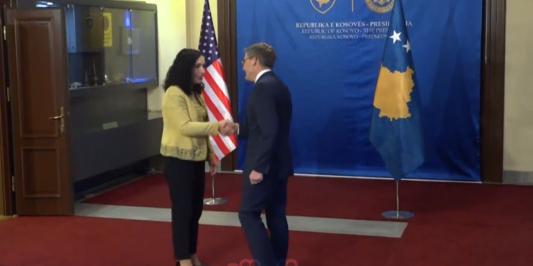 Mesazhet që Chollet solli në Kosovë dhe Serbi