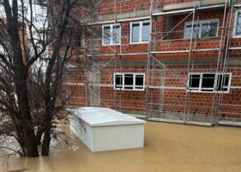 Dëmtohet rrjeti elektroenergjetik pas vërshimeve në Pejë, Mitrovicë, Skenderaj e Vushtrri