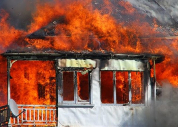 Digjet një shtëpi, asfiksohet një femër