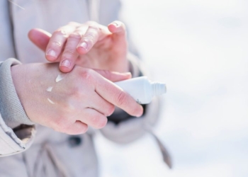 Dimri dhe ekzema – Si ndikon sezoni i ftohtë tek lëkura