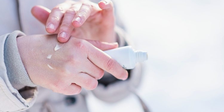 Dimri dhe ekzema – Si ndikon sezoni i ftohtë tek lëkura