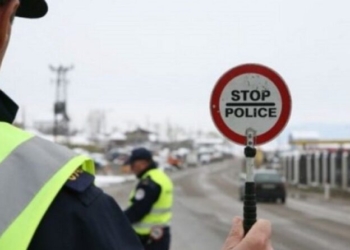 Kreu tejkalim në vijë të plotë, Policia i konfiskon patentë shoferin dhe e gjobit me 150 euro