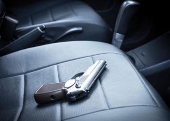 Policia gjen armë e mulli për bluarjen e substancave narkotike në veturën e të miturve