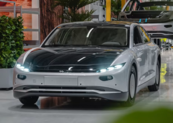 Mbyllet kompania e veturave elektrike me energji diellore