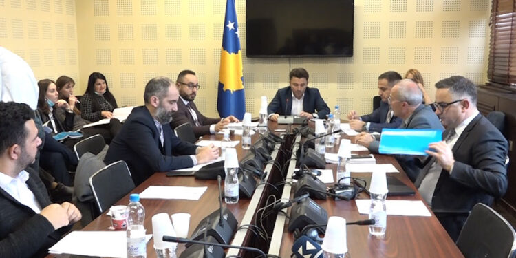 Miratohen raportet e komisioneve kryesore për byronë shtetërore