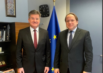 Lajçak takohet me Varhelyin, bisedojnë për dialogun