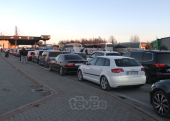 Bashkatdhetarët të cilët po dalin nga Kosova detyrohen të presin me orë të tëra
