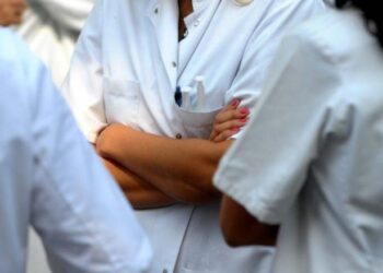 Punëtorët Shëndetësorë paralajmërojnë grevë, kërkojnë kompensim për festa