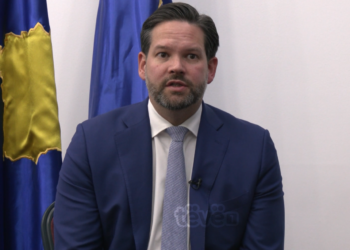 Eurodeputeti austriak: Serbia po e pengon Kosovën