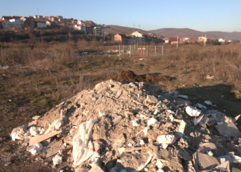 Vendi i pajtimit mes familjeve shqiptare është shndërruar në deponi mbeturinash