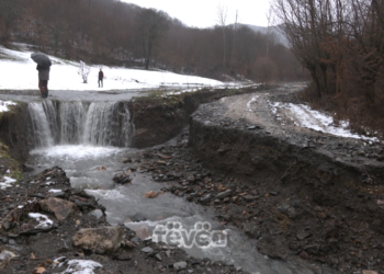 Banorët e Pakashticës fajësojnë kompaninë që po ua shet zhavorin që e morën nga vërshimet