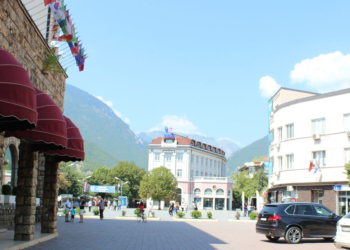 Kanosi tre zyrtarë në Pejë, arrestohet i dyshuari