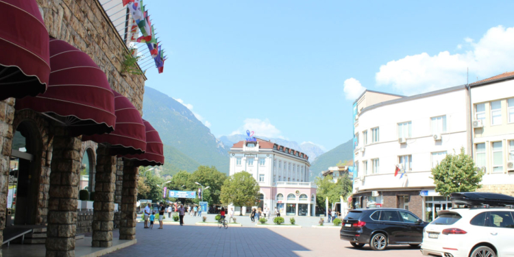 Kanosi tre zyrtarë në Pejë, arrestohet i dyshuari