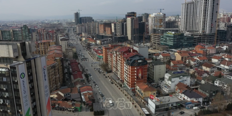 Prishtina “e pashëndetshme”, rekomandohet bartja e maskës
