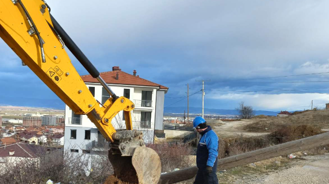 Erërat e forta dhe reshjet e shiut shkaktojnë dëme në rrjetin elektrik