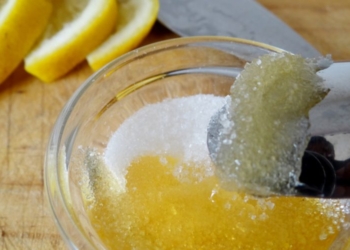 Limon dhe sheqer për pastrimin e lëkurës