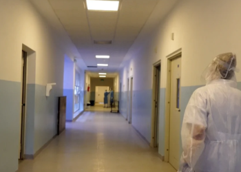 Policia konfirmon arrestimin e dy kirurgëve që dyshohen për marrje ryshfeti, i treti në kërkim