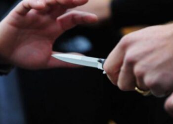 Theren me thikë dy persona në Gjilan, i dyshuari në arrati