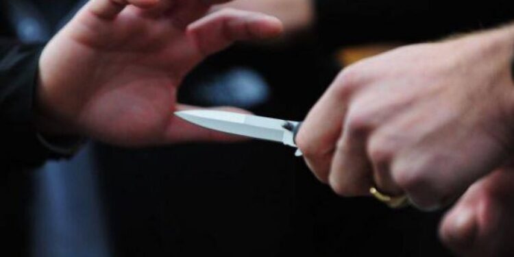 Theren me thikë dy persona në Gjilan, i dyshuari në arrati