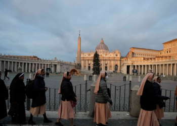 Mijëra persona mblidhen në Vatikan për varrimin e Papa Benediktit XVI