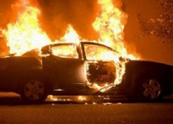 Vushtrriasit i hyjnë në shtëpi dhe ia vënë flakën veturës së tij