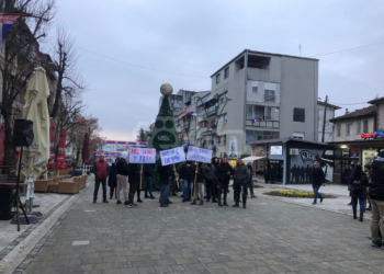 Fillon protesta e serbëve në veri kundër Vuçiqit