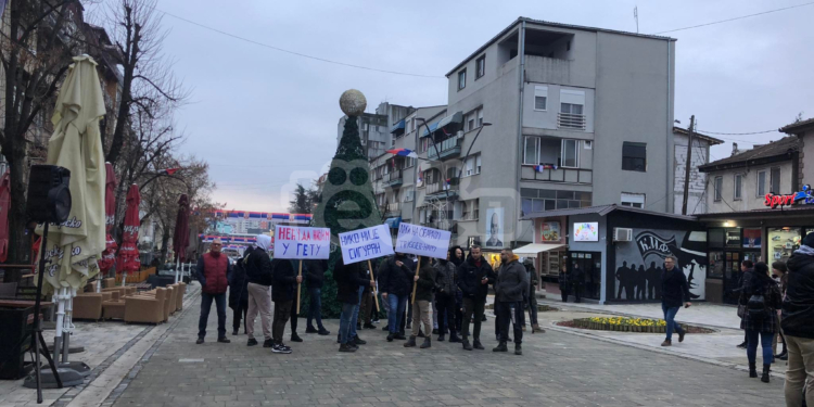 Fillon protesta e serbëve në veri kundër Vuçiqit