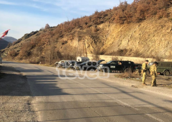 Largohet edhe kamioni i dytë, lirohet rruga për qarkullim te “Përroi i Zhazhës”