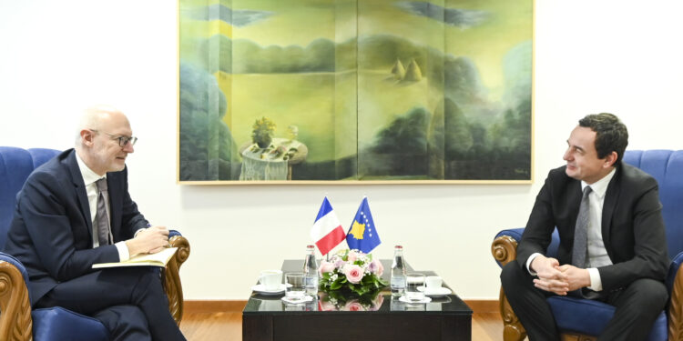 Kurti takoi ambasadorin francez, diskutuan për propozimin për normalizim të raporteve me Serbinë