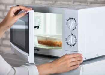 Ushqimi që mund të ju çojë në helmim nëse e ngrohni në mikrovalë