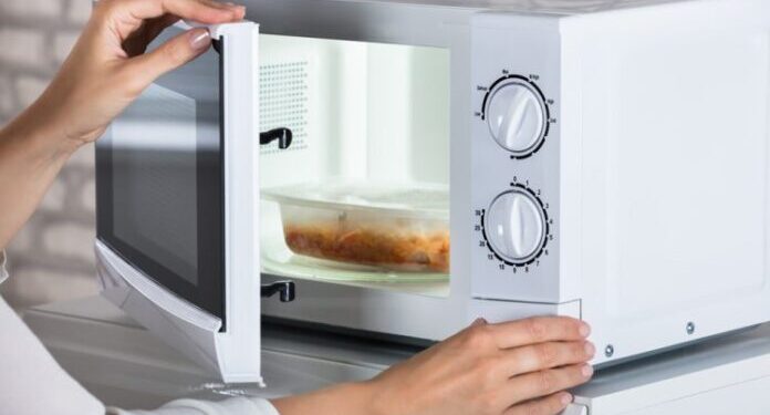 Ushqimi që mund të ju çojë në helmim nëse e ngrohni në mikrovalë