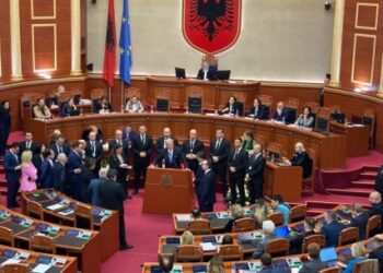 Seancë e tensionuar në Kuvendin e Shqipërisë për “rastin McGonigal”