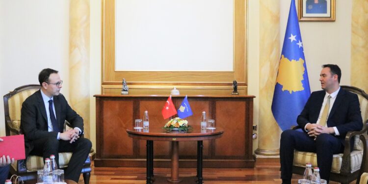 Konjufca pret ambasadorin e Turqisë, ai i premton përkrahje në anëtarësim në KE dhe NATO