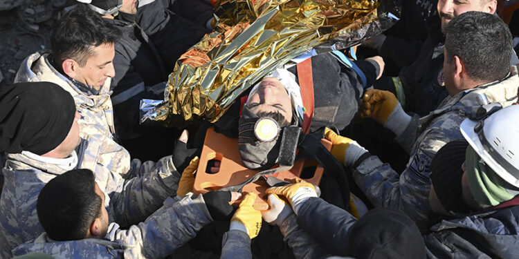 Nxirren të gjallë nga rrënojat e tërmetit dy vëllezër në Turqi