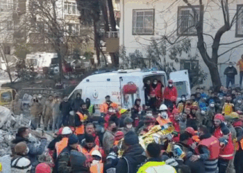 Ekipi nga Kosova nxjerrë të gjallë nga rrënojat një 26-vjeçare