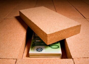 Hasiani akuzoi të afërmin për vjedhjen e parave e arit në vlerë 33 mijë euro, kishte harruar se ku i fshehu