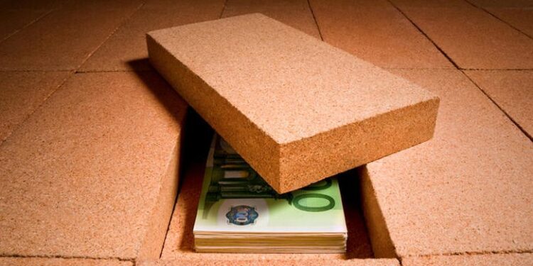 Hasiani akuzoi të afërmin për vjedhjen e parave e arit në vlerë 33 mijë euro, kishte harruar se ku i fshehu