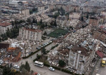 300 mijë njerëz evakuohen me aeroplan nga zonat që u prekën nga tërmetet në Turqi