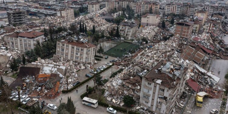 300 mijë njerëz evakuohen me aeroplan nga zonat që u prekën nga tërmetet në Turqi