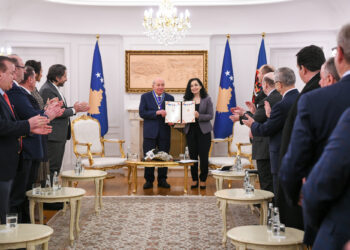 Osmani e nderon Xhim Xhemën me medaljen “Urdhri i Lirisë”