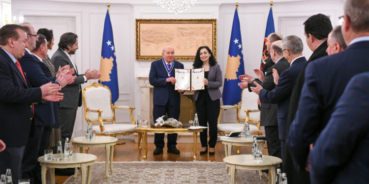 Osmani e nderon Xhim Xhemën me medaljen “Urdhri i Lirisë”