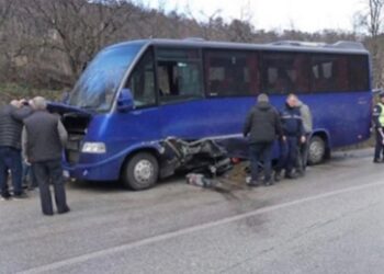 Aksident në aksin Librazhd-Prrenjas, makina përplaset me minibusin