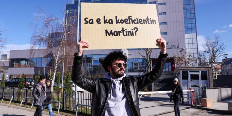 Trim Syla i PDK-së me aksion tjetër, pyet: “Sa e ka koeficientin Martini?”