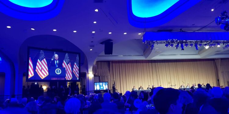 Hoti merr pjesë në Lutjet e Mëngjesit