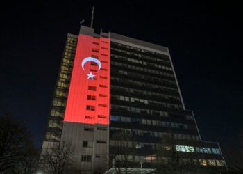 Ndërtesa e Qeverisë së Kosovës ndriçohet me flamurin e Turqisë