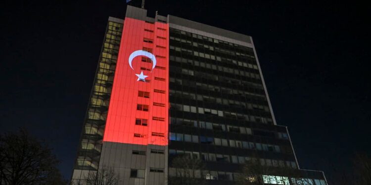 Ndërtesa e Qeverisë së Kosovës ndriçohet me flamurin e Turqisë