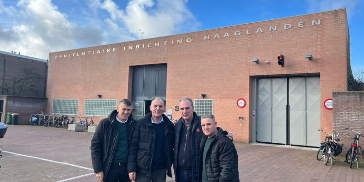 Limaj viziton ish-krerët e UÇK-së në Hagë